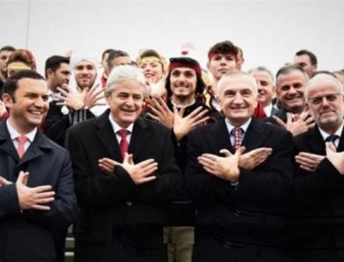 Φωτό ντοκουμέντο: Ο Ιλίρ Μέτα και οι ηγέτες των Αλβανών στα Σκόπια χαιρέτισαν με «αετό» της «Μεγάλης Αλβανίας»